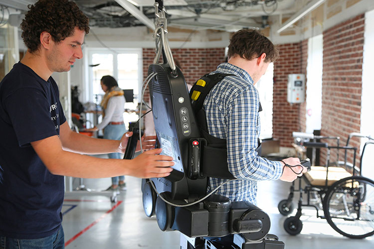 wandercraft-exosquelette-kickmaker Hands-free exoskeleton walking system